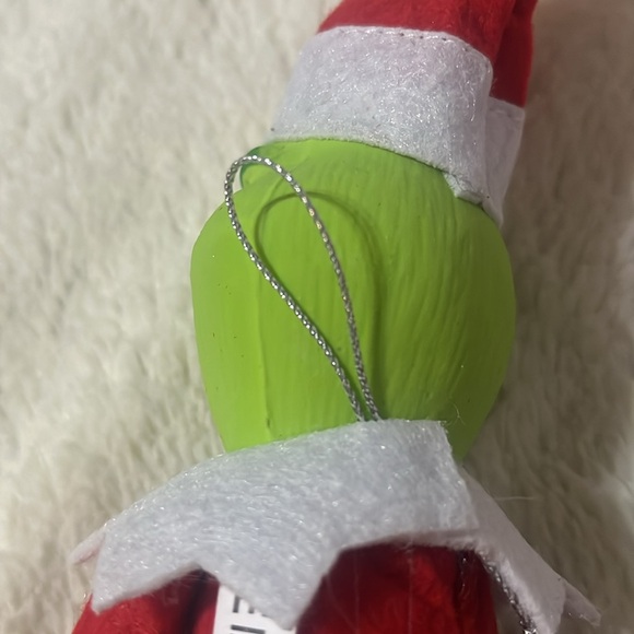 Grinch on a shelf - Picture 3 of 4